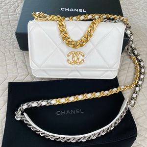 CHANEL 19 WALLET ON CHAIN /cream color